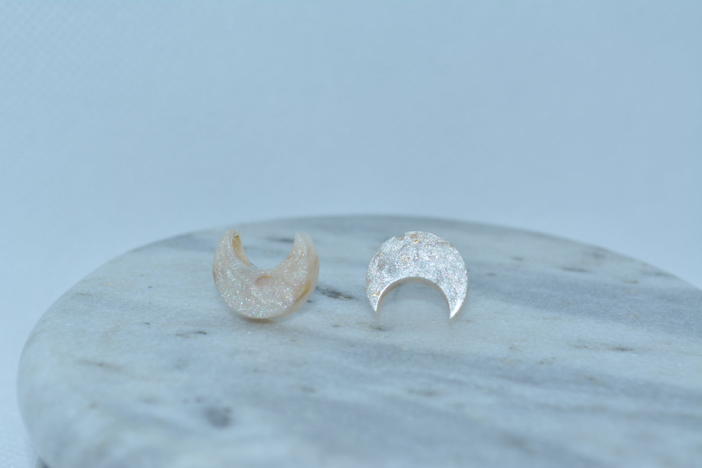 Pearl/white gemstone studs