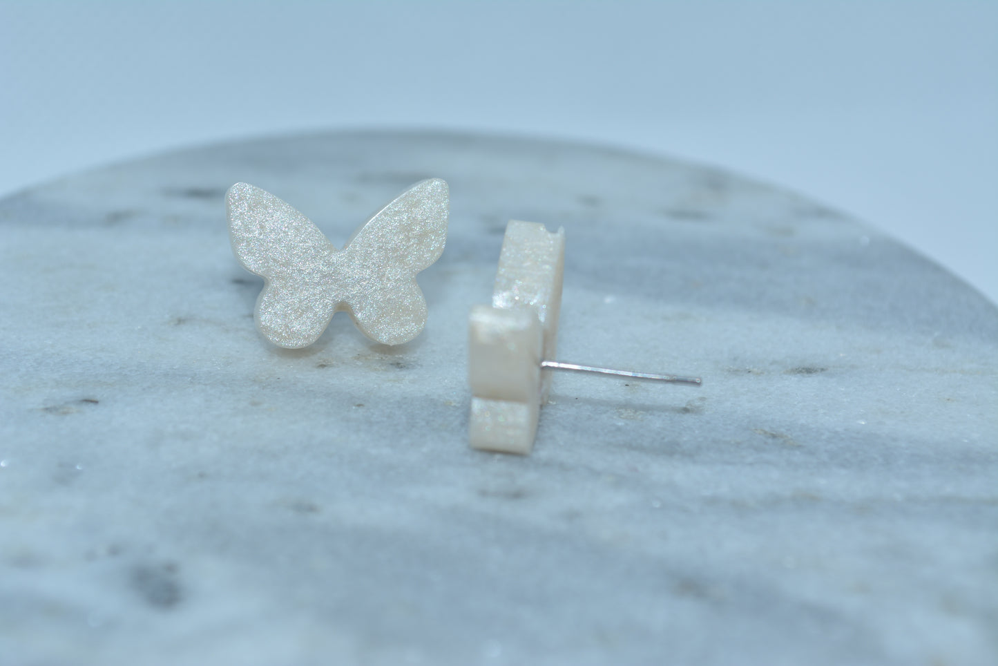 Pearl/white gemstone studs