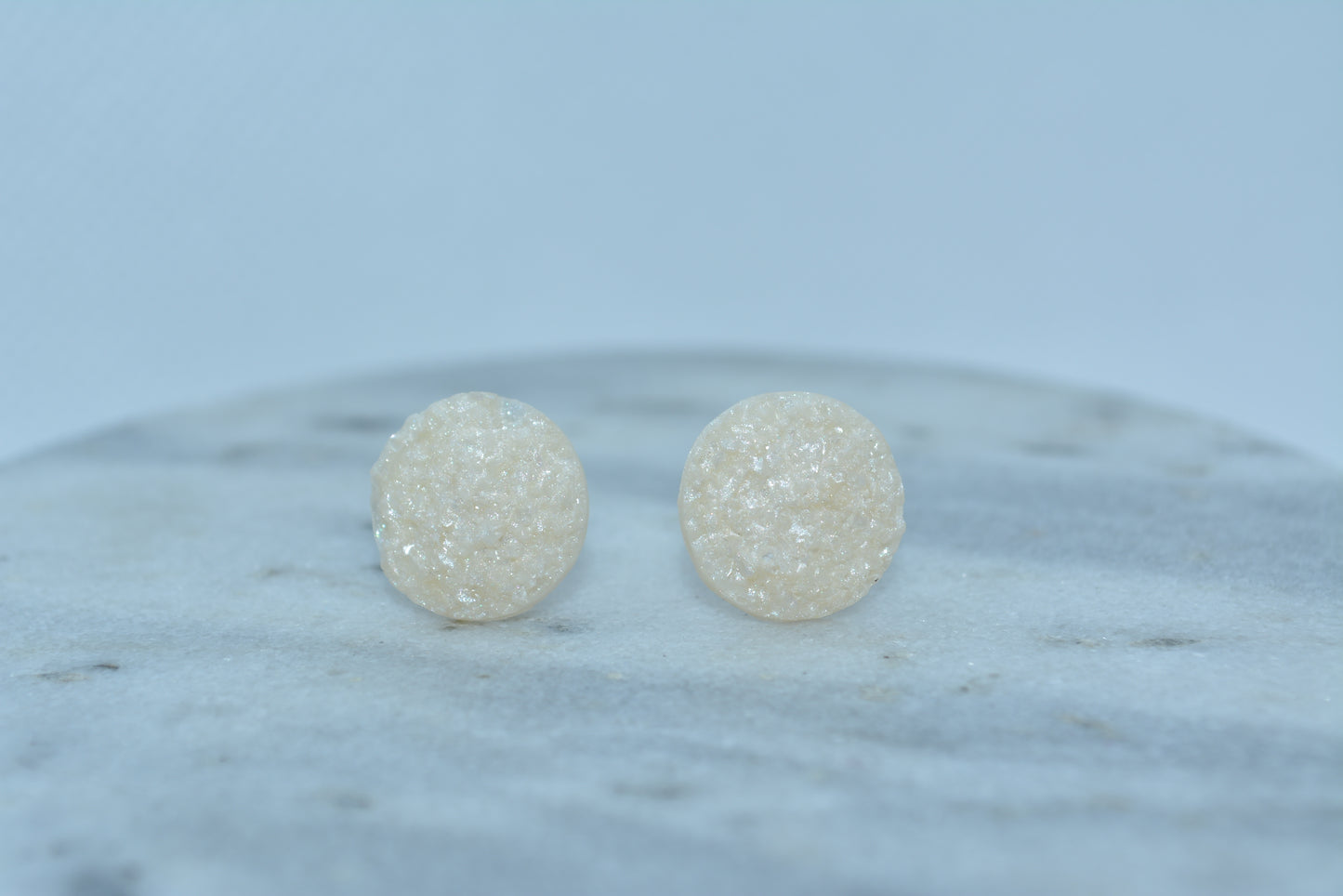 Pearl/white gemstone studs