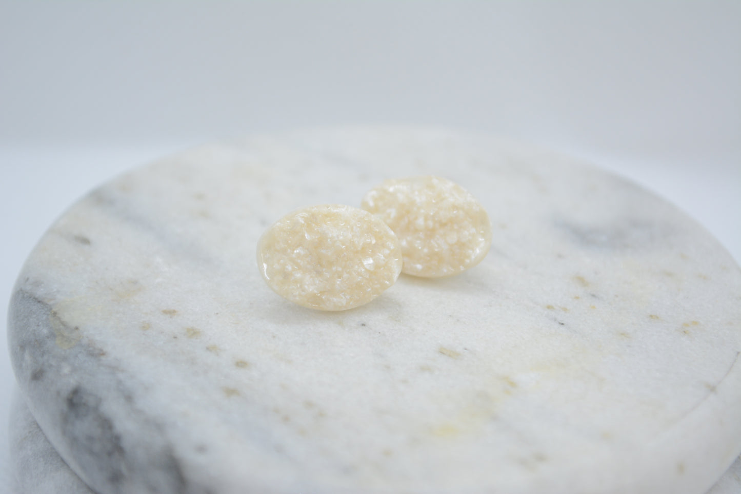 Pearl/white gemstone studs