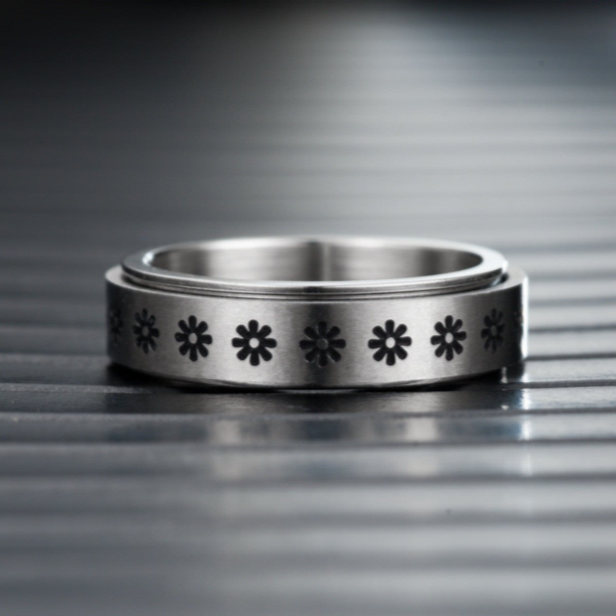 Flower spinner ring